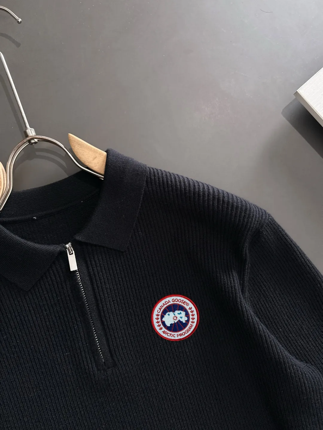 Next day shipping P360 Big Goose 2025 official website latest round neck sweater for autumn and winter, popular models are on sale at the same time at the counter! Specially made of wool blended fabric. It feels comfortable and can be directly in contact with the skin. The logo badge is exquisitely embroidered, which is extremely eye-catching! The details highlight the fashionable charm of big brands. Exquisite workmanship. Three-dimensional cutting style. The wearing effect is invincible and handsome! All three standards are complete! Size: M-3XL